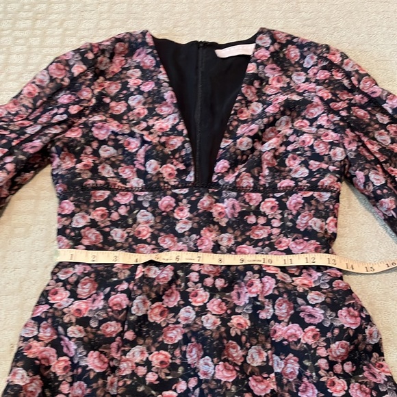 ✨Simply adorable open front black w/subtle peach pink green floral pattern dress - Picture 13 of 16